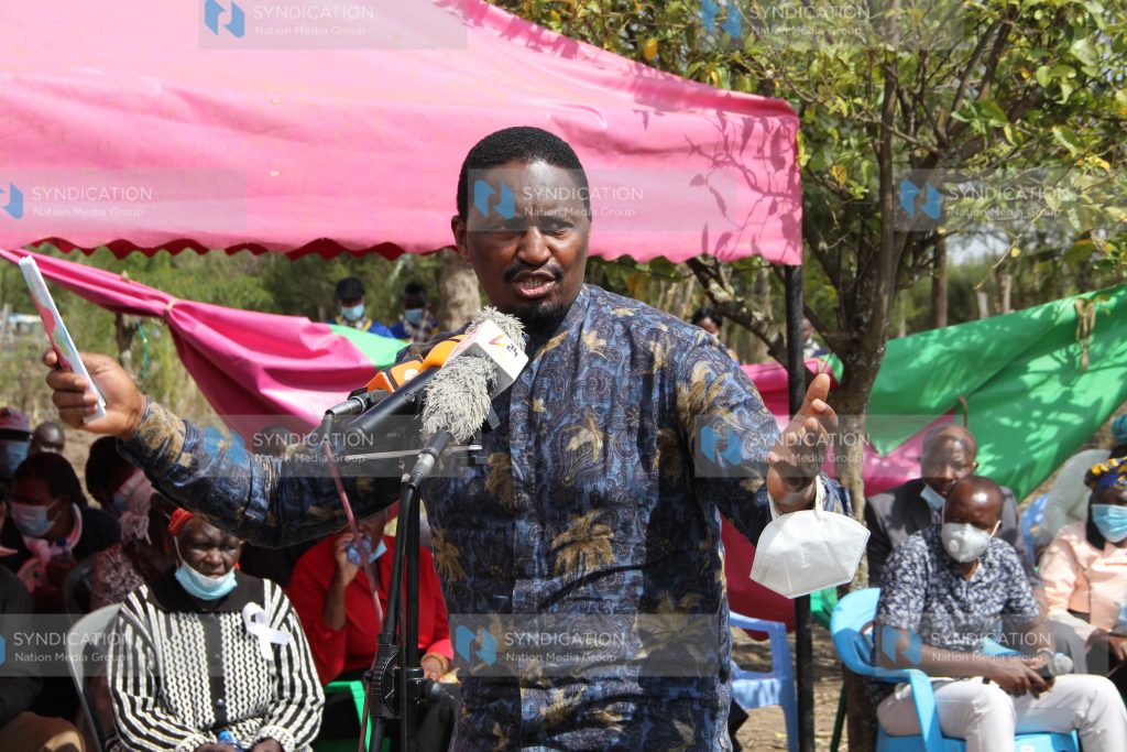 Mwangi Kiunjuri addressing mourners at Murungai village in Umande ward