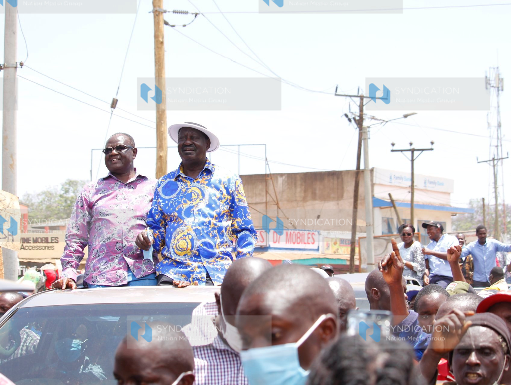 Raila Odinga (right) and Meru governor Kiraitu Murungi at Maua town