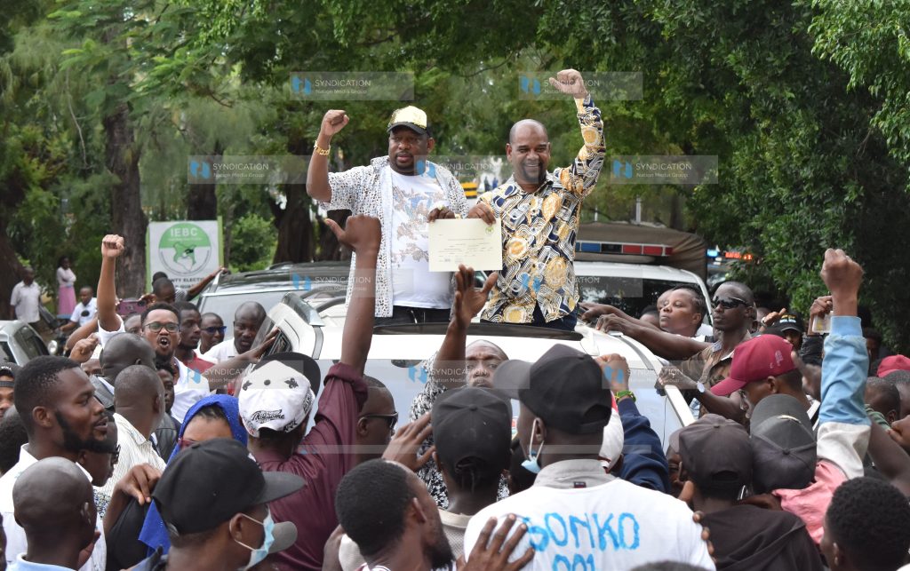 Mike Sonko and his deputy Ali Mbogo display their clearance certificate
