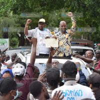 Mike Sonko and his deputy Ali Mbogo display their clearance certificate