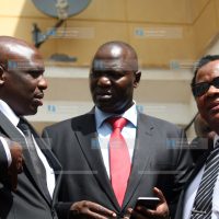 Law Society of Kenya Chief Executive Officer Apollo Mboya (left), Lawyer Tom Ojienda (centre) and Lawyer Nzamba Kitonga at Milimani Law Court