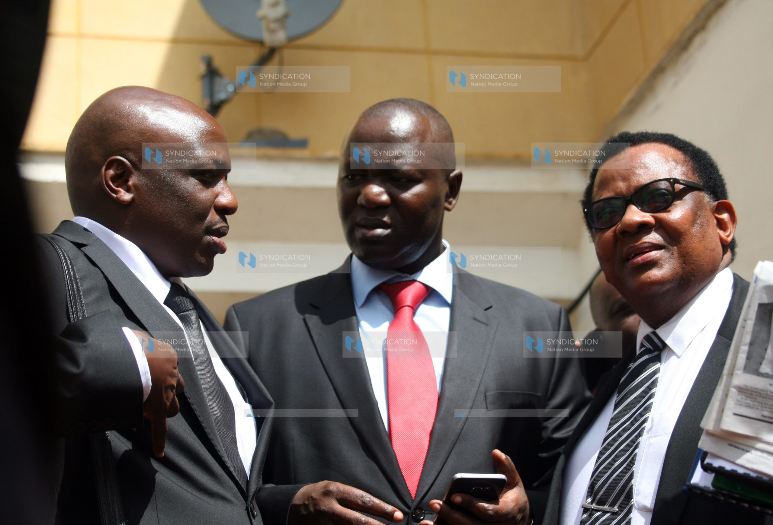 Law Society of Kenya Chief Executive Officer Apollo Mboya (left), Lawyer Tom Ojienda (centre) and Lawyer Nzamba Kitonga at Milimani Law Court