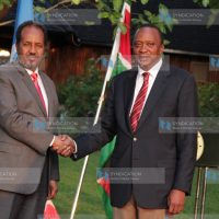 President Uhuru Kenyatta, right, shake hands with President Hassan Sheikh Mohamud