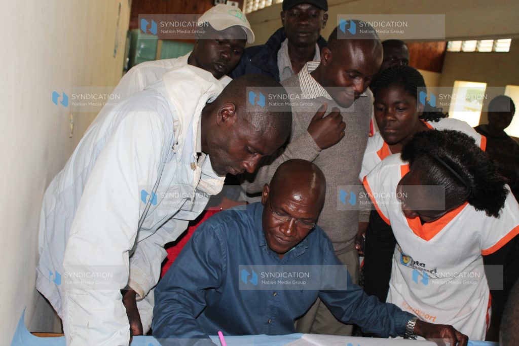 Senator of Kakamega Boni Khalwale collecting OKOA Kenya signatures from health workers