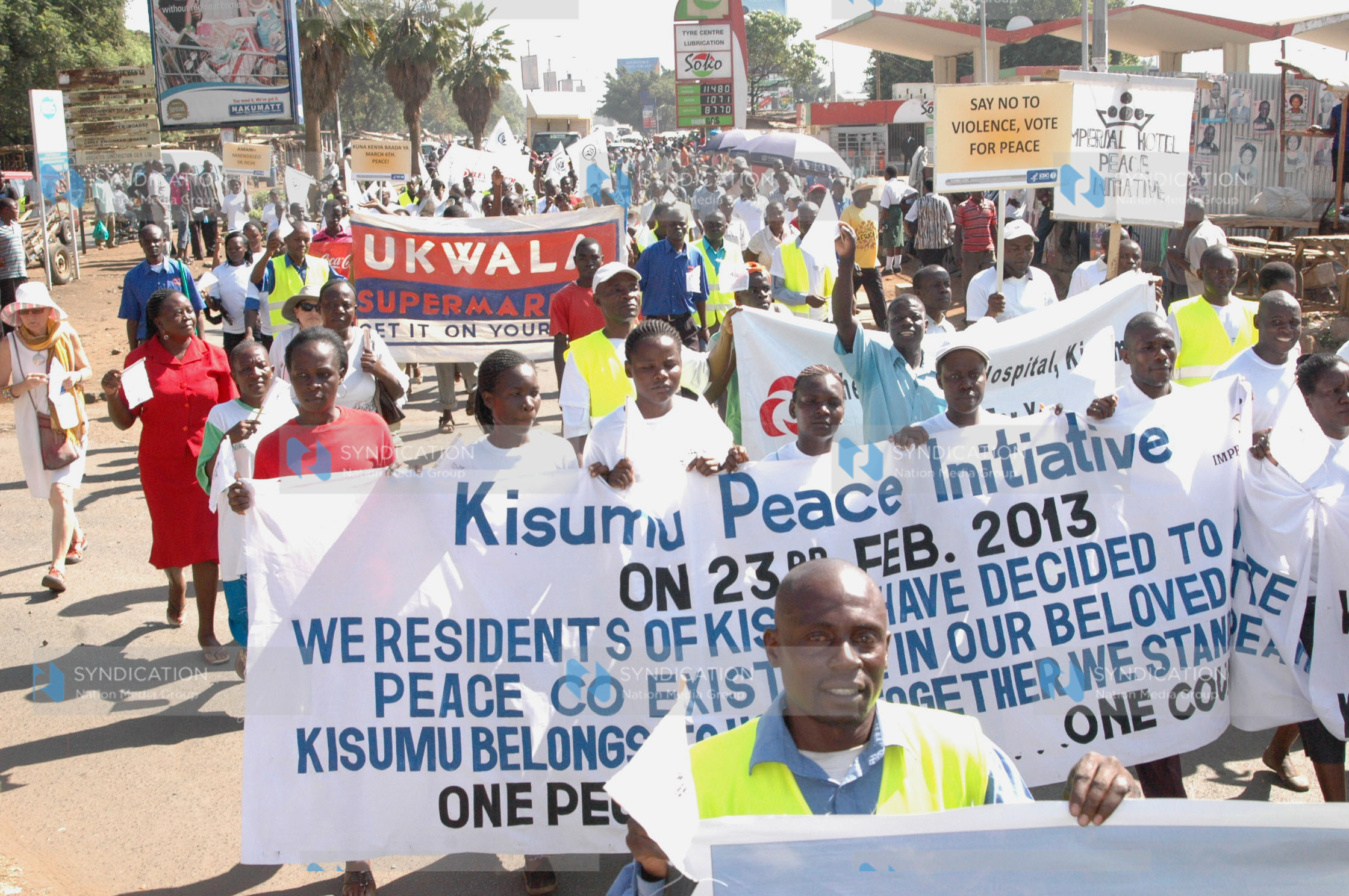 Kisumu residents demonstrate in a peace procession