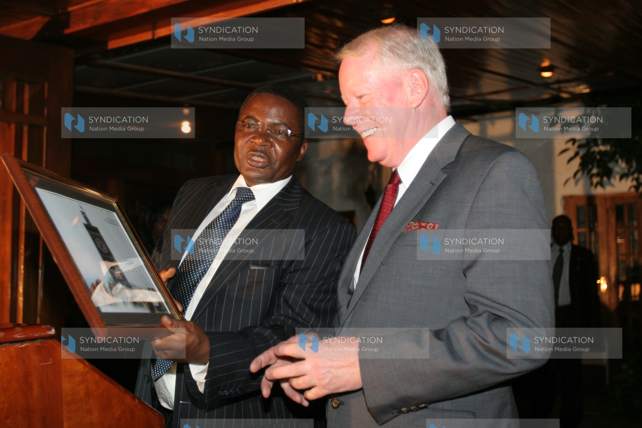 Kenneth Marende presents a gift to the outgoing US Ambassador to Kenya, Michael Ranneberger