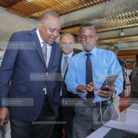 Naboth Tieng a student from Juja Senior School explain to President Uhuru Kenyatta and Ps Dr. Kevit Desai