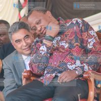 President Uhuru Kenyatta speak with investor