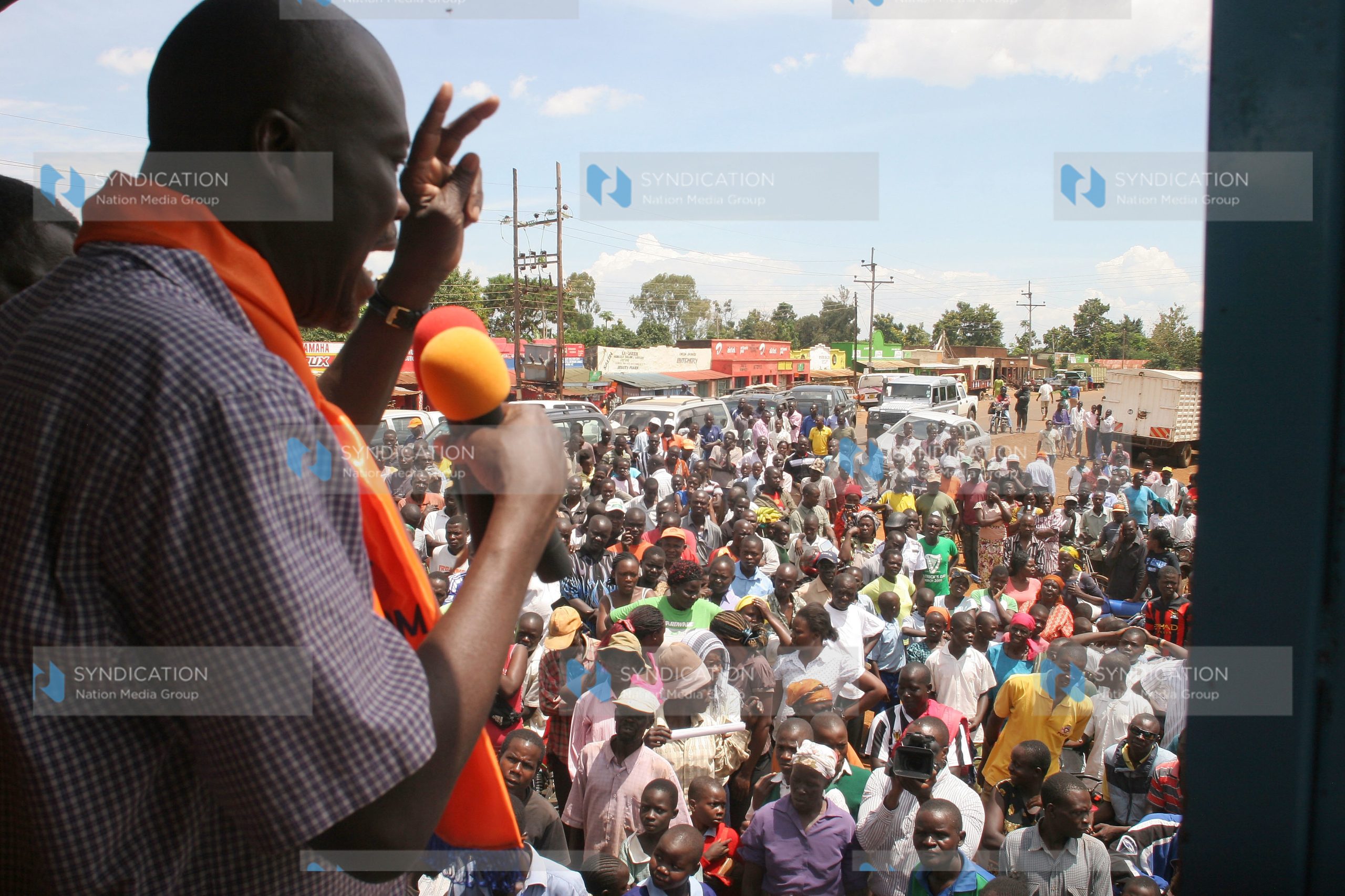 Supporters of The Coalition for Reforms and Democracy candidate for the Siaya gubernatorial by-election Cornel Rasanga
