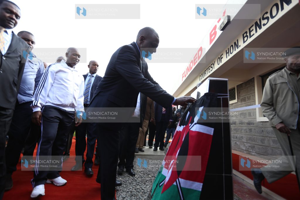 Deputy President William Ruto unveiling plaque
