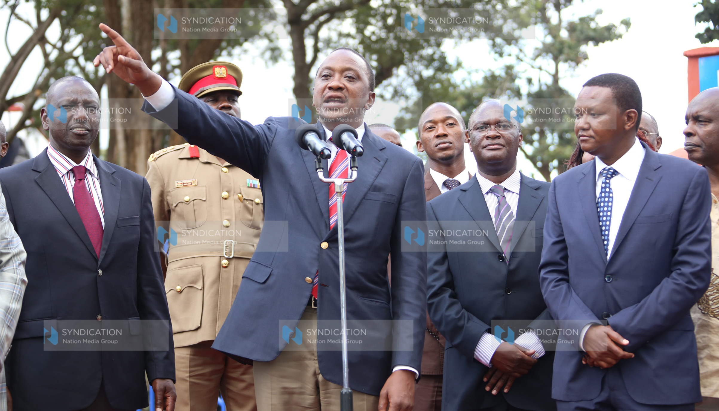 President Uhuru Kenyatta speaking to locals at Machakos Level 5 hospital