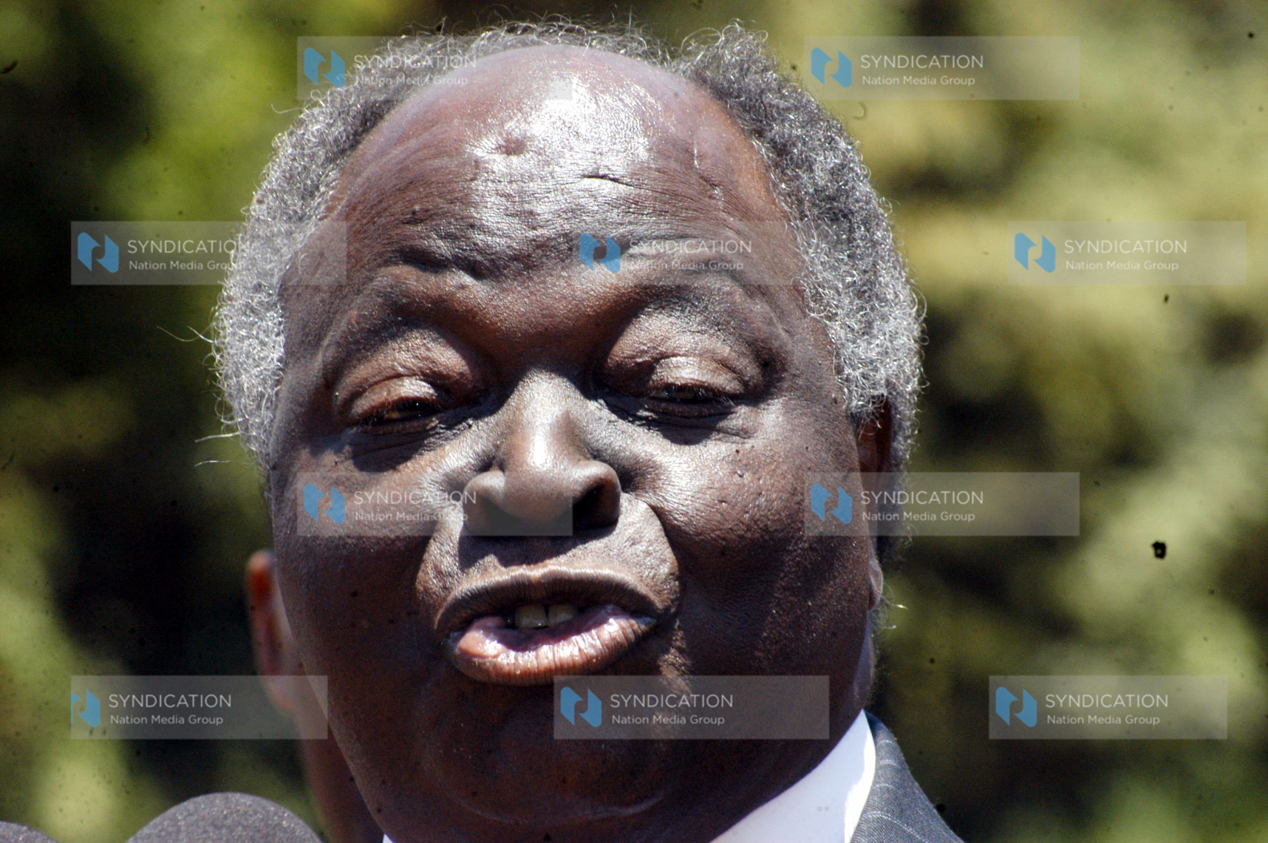 President Mwai Kibaki addresses wananchi outside Othaya Catholic church