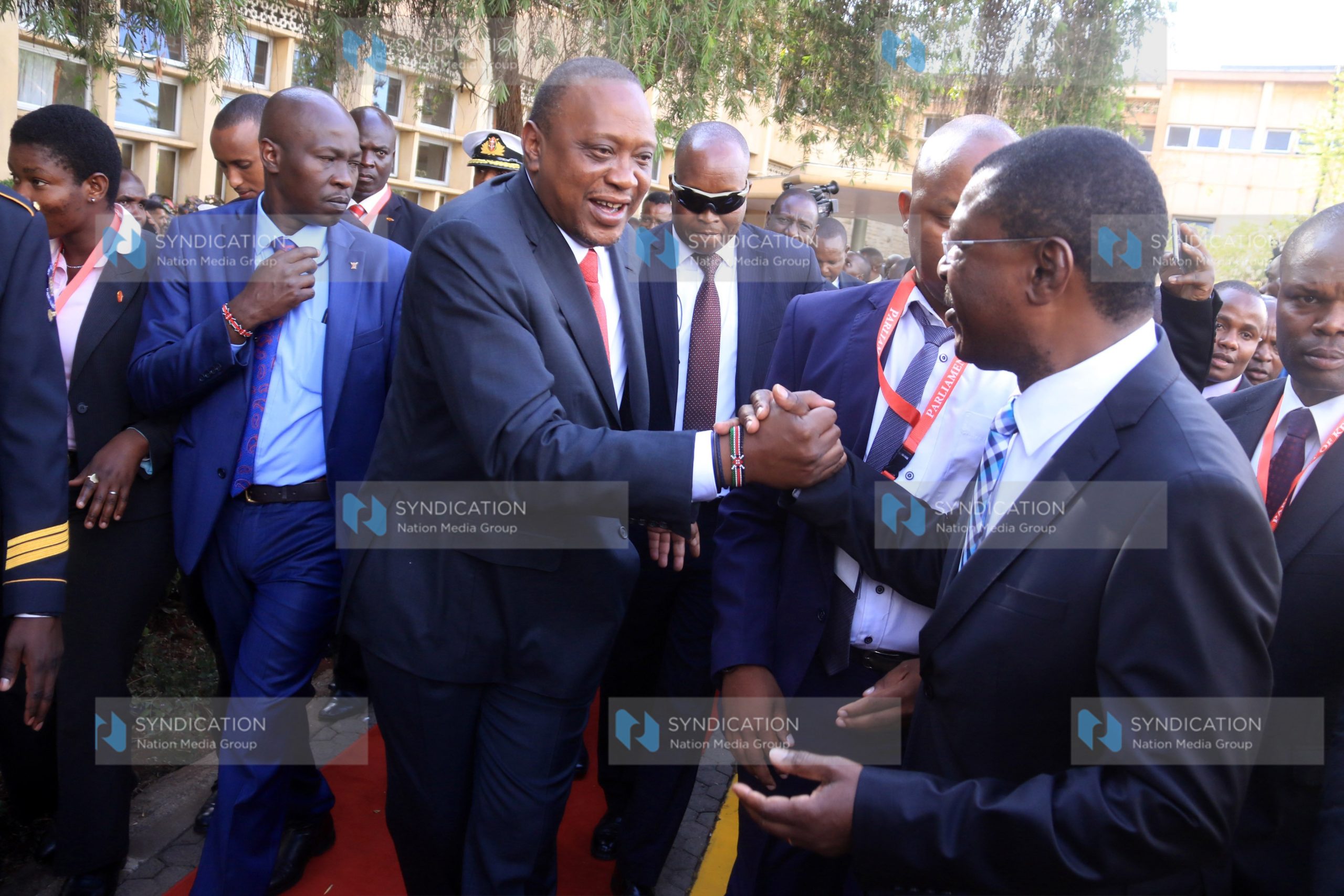 President Uhuru Kenyatta having a word with senator Moses Wetangula