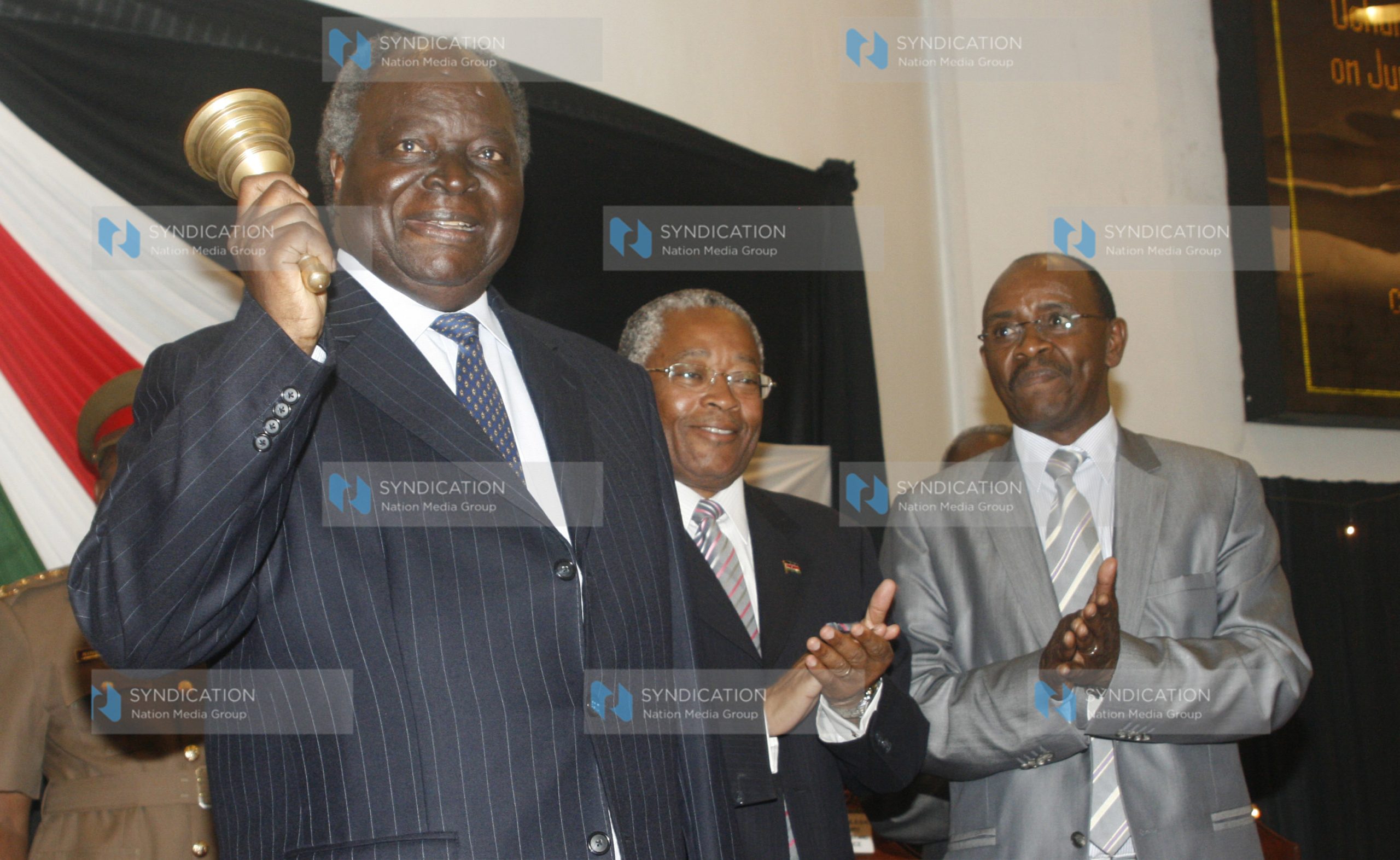 President Mwai Kibaki flanked with the Trade Minister Chirau Ali Mwakwere and Uchumi chief executive officer Jonathan Ciano