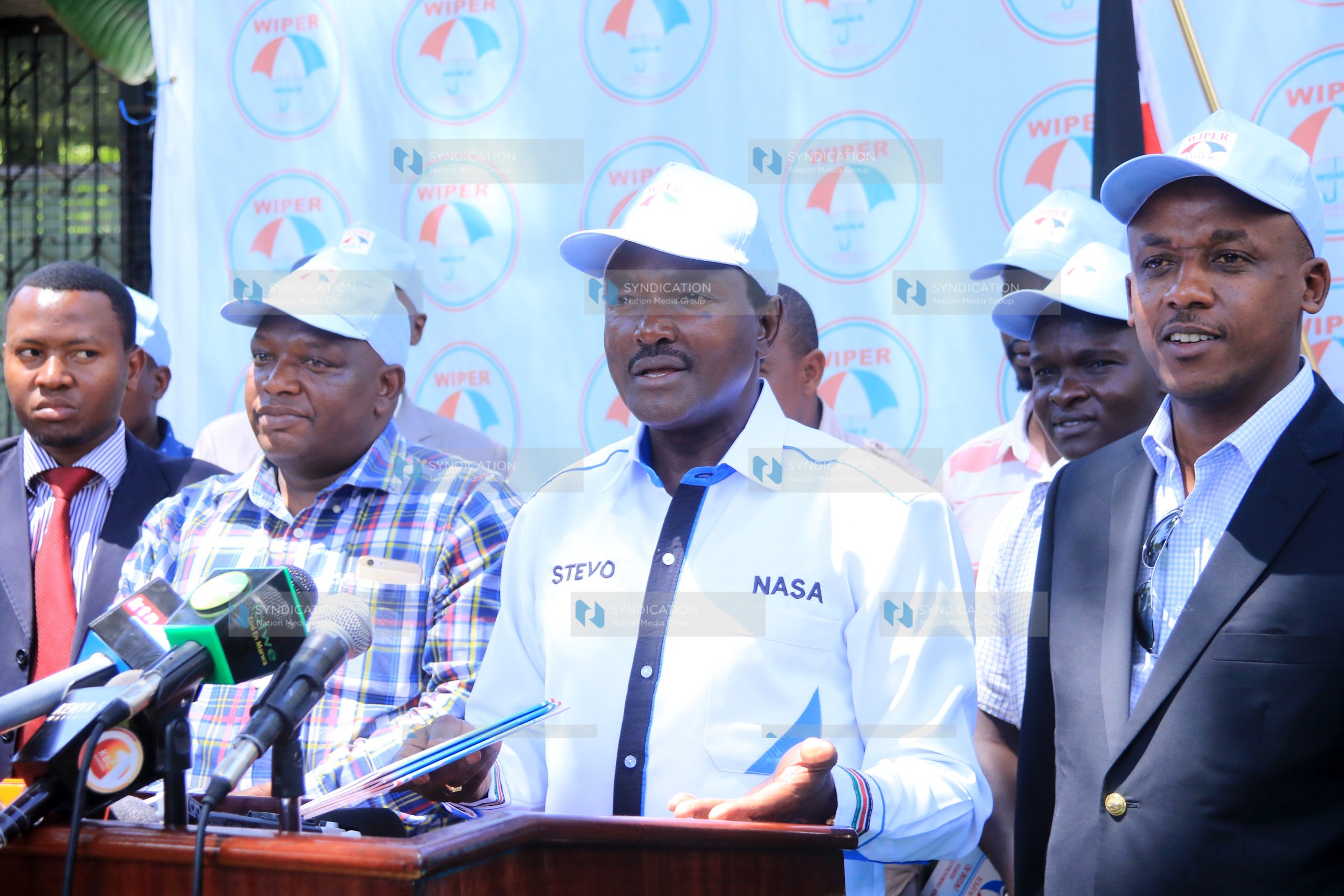 Wiper Leader Kalonzo Musyoka (center) address the media