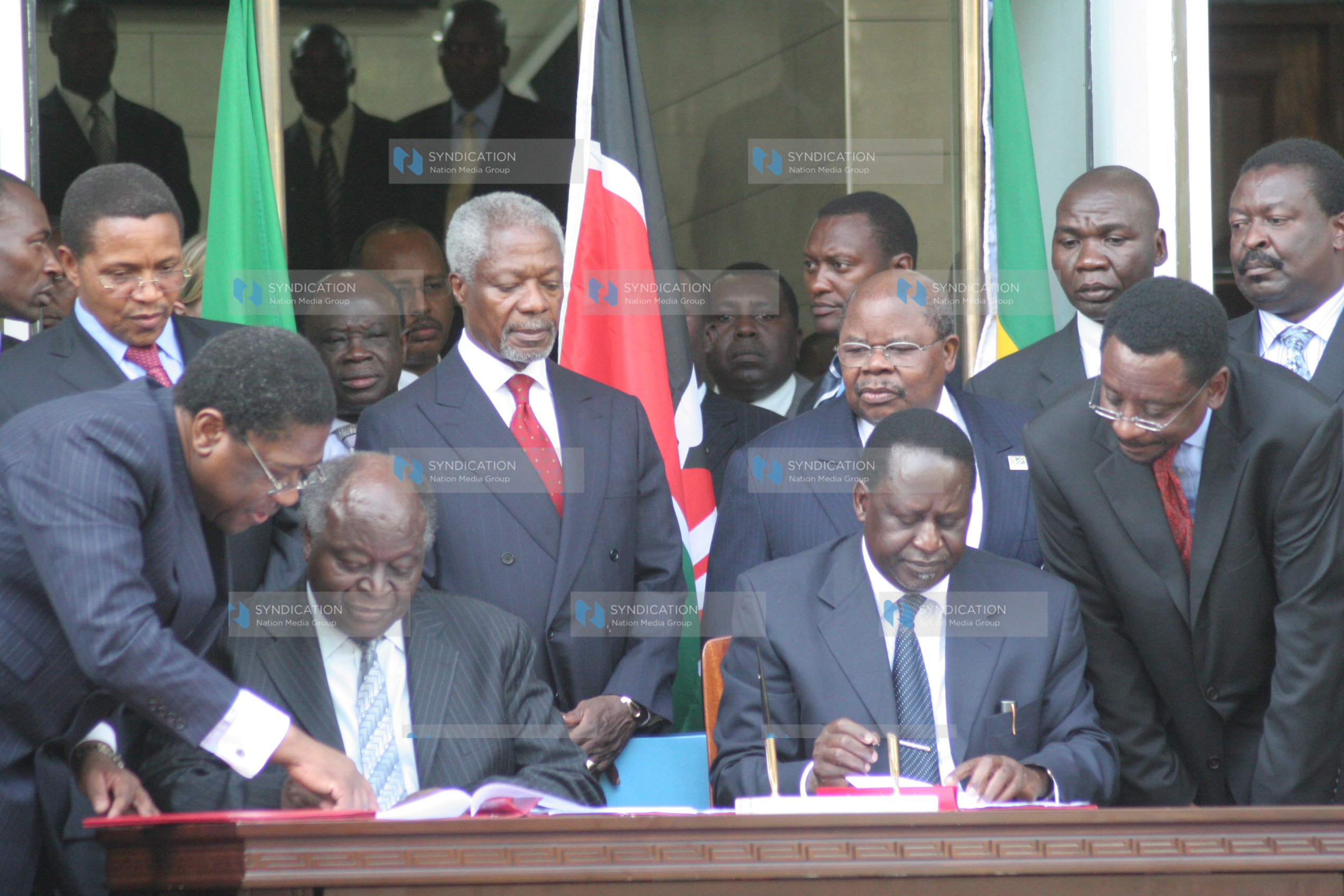 Signing the National Accord in presence of AU Chairman President Kikwete and Chief Mediator Kofi Annan