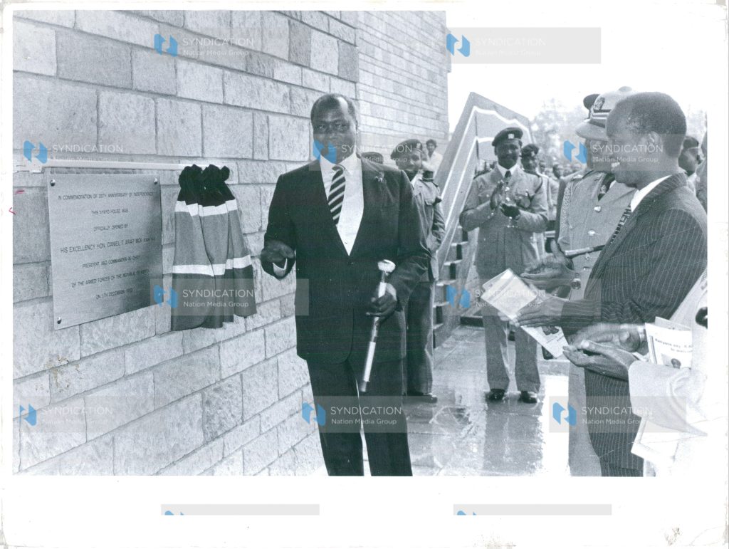 President Moi opens the new Nairobi provincial headquarters, Nyayo House