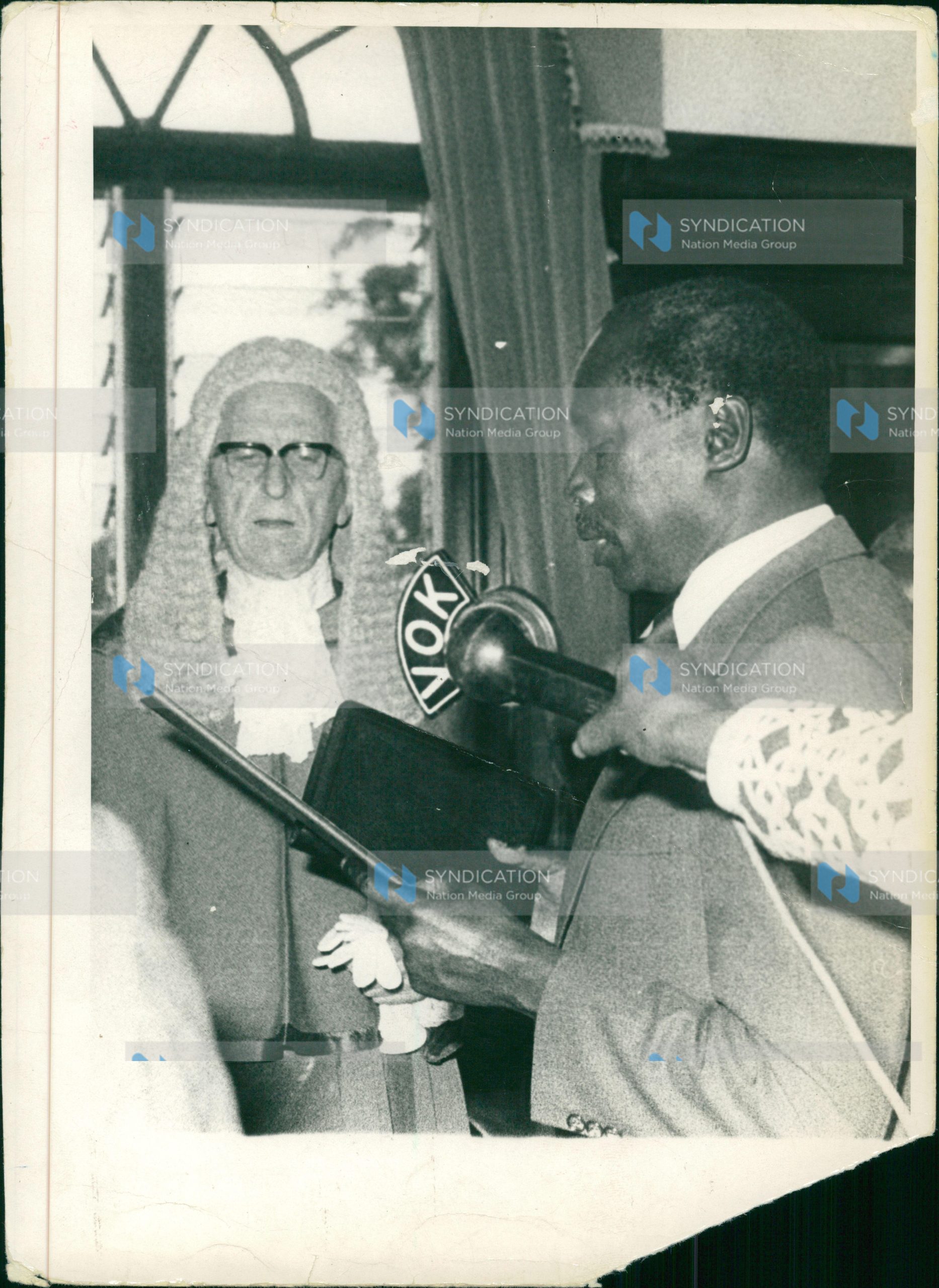 Vice President Daniel Toroitich Arap Moi is sworn in as acting President