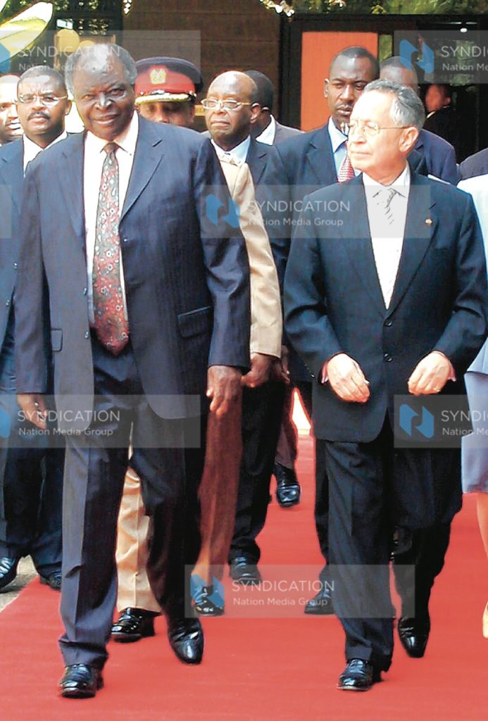 President Mwai Kibaki arrives at UN Gigiri, Nairobi, escorted by IMO Secretary General Mr. Efthimios Mitropoulos