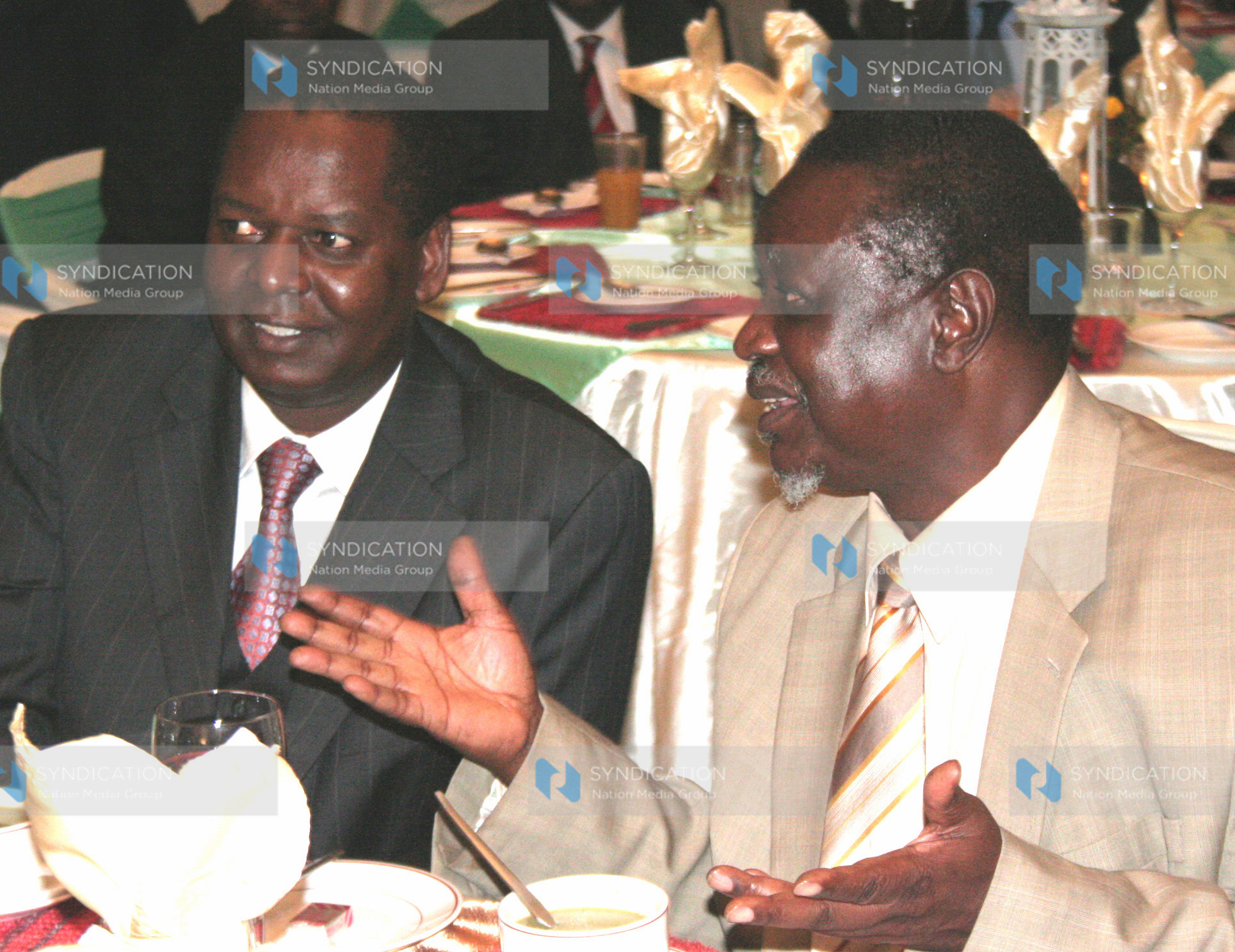 Finacial minister Amos Kimunya discusses with his assistant Oburu Odinga