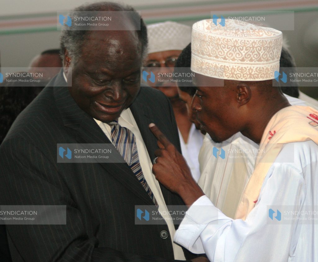 President Mwai Kibaki confers with Sheikh Juma Ngao