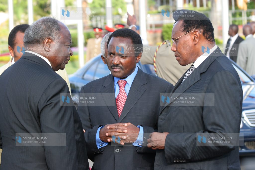 President Mwai Kibaki is briefed by Vice president Kalonzo Musyoka and prof George Saitoti