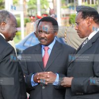 President Mwai Kibaki is briefed by Vice president Kalonzo Musyoka and prof George Saitoti