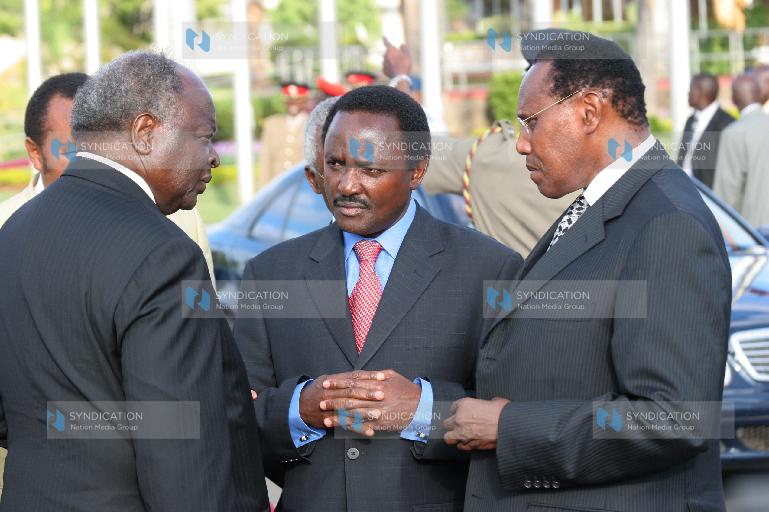 President Mwai Kibaki is briefed by Vice president Kalonzo Musyoka and prof George Saitoti