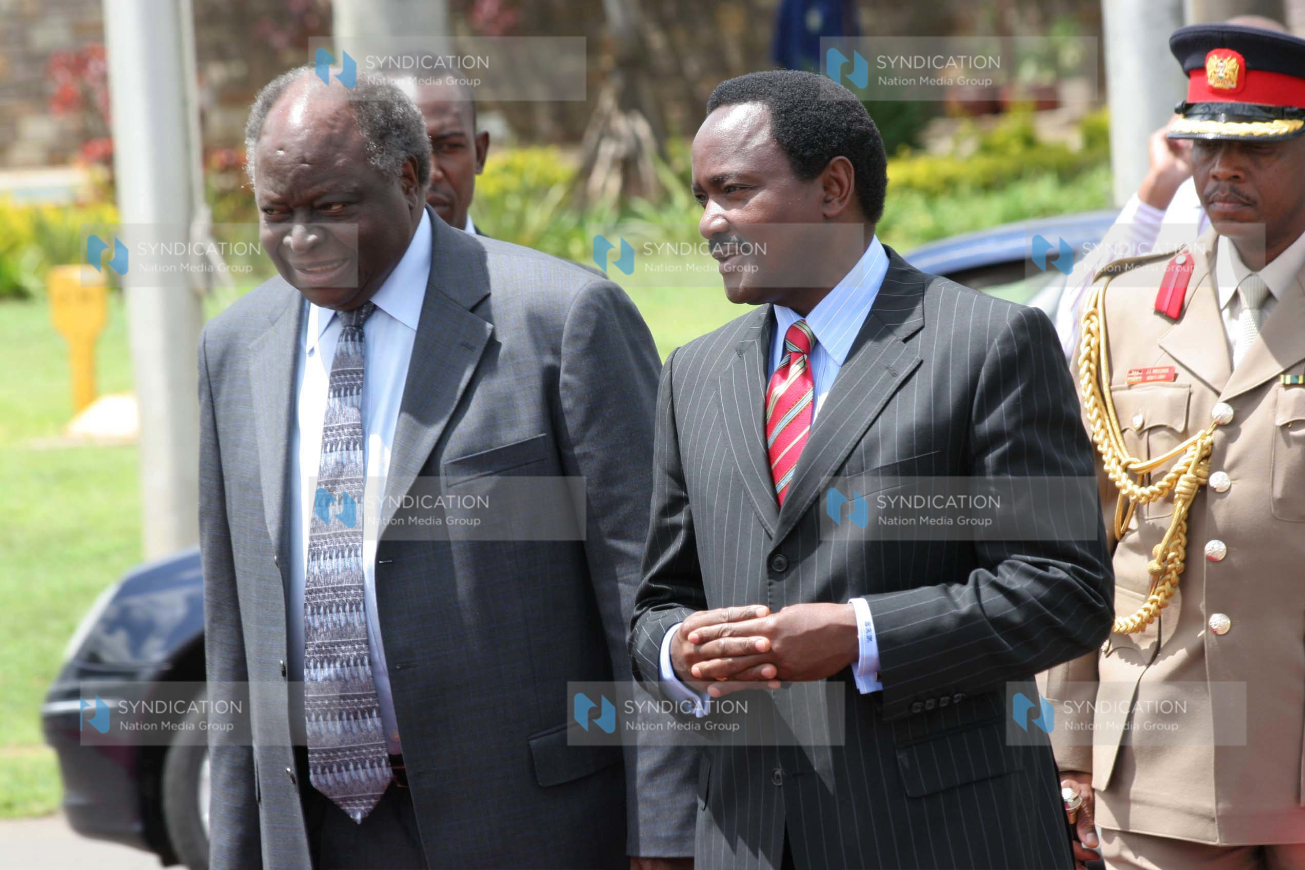 President Mwai Kibaki chats with Vice President Kalonzo Musyoka
