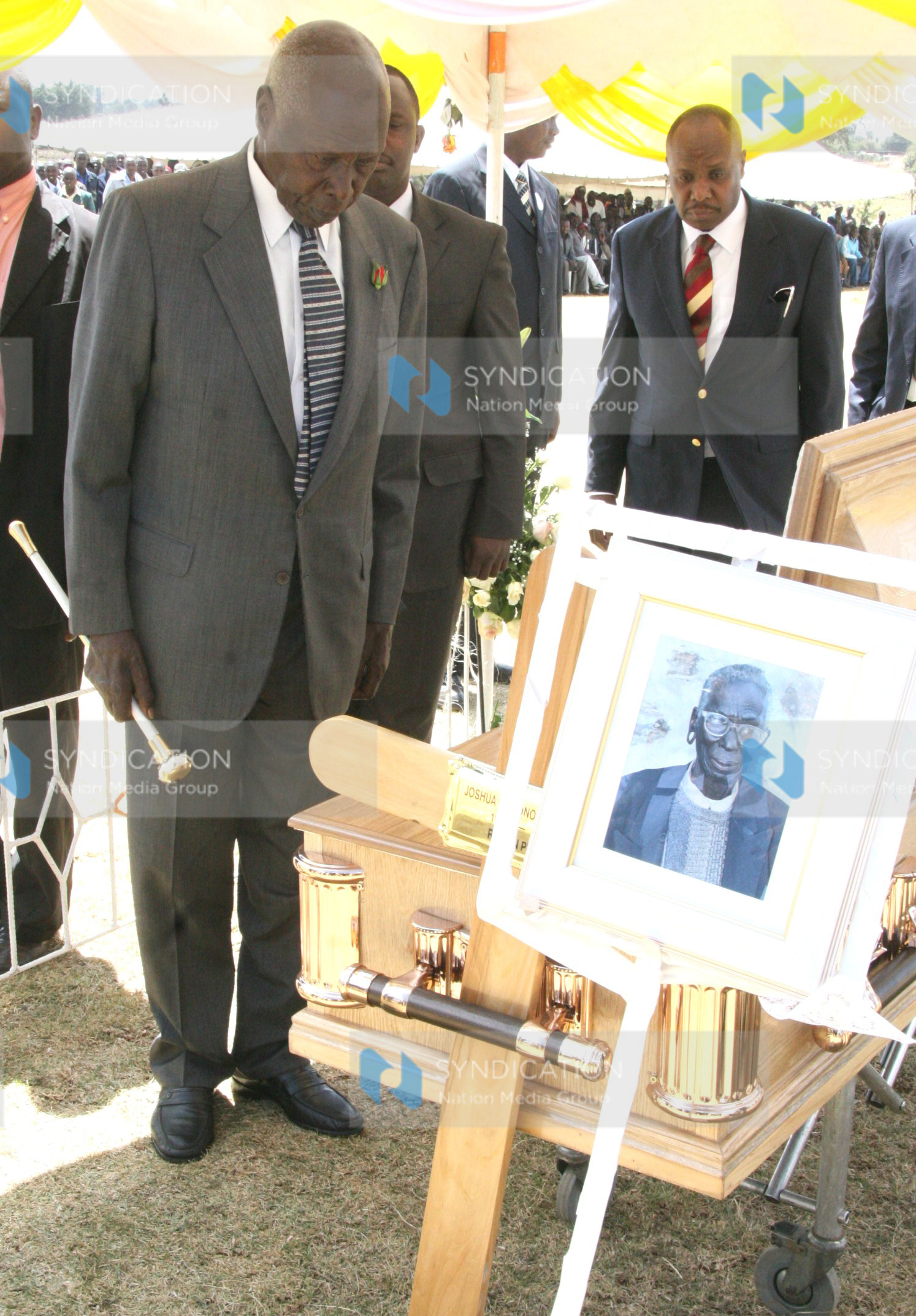 Former President Daniel Arap Moi accompanied by his son Gideon Moi view the body of the late Mzee Joshua Kiprono Cheserem