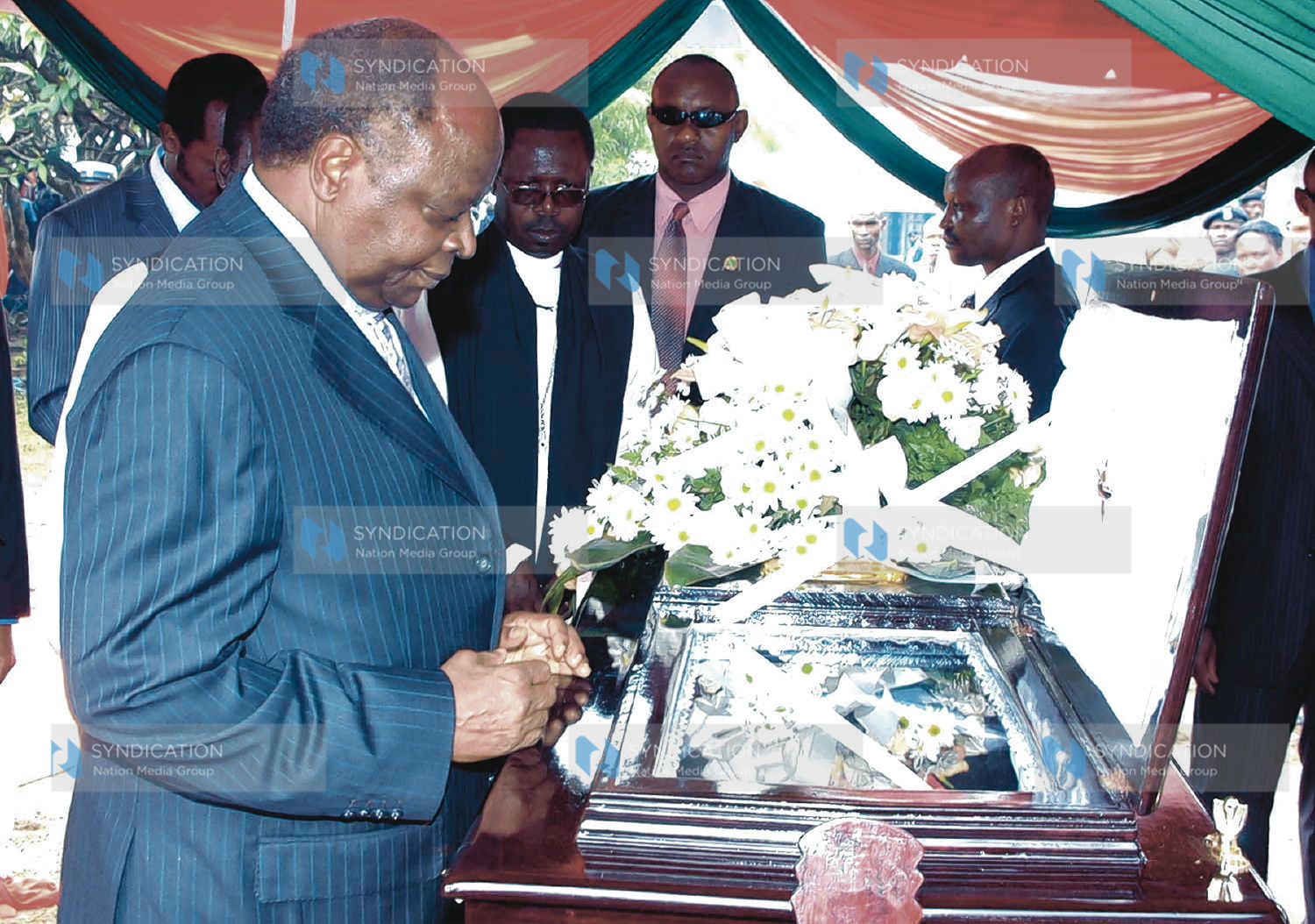 President Mwai Kibaki views the body of the late Ramogi Achieng Oneko