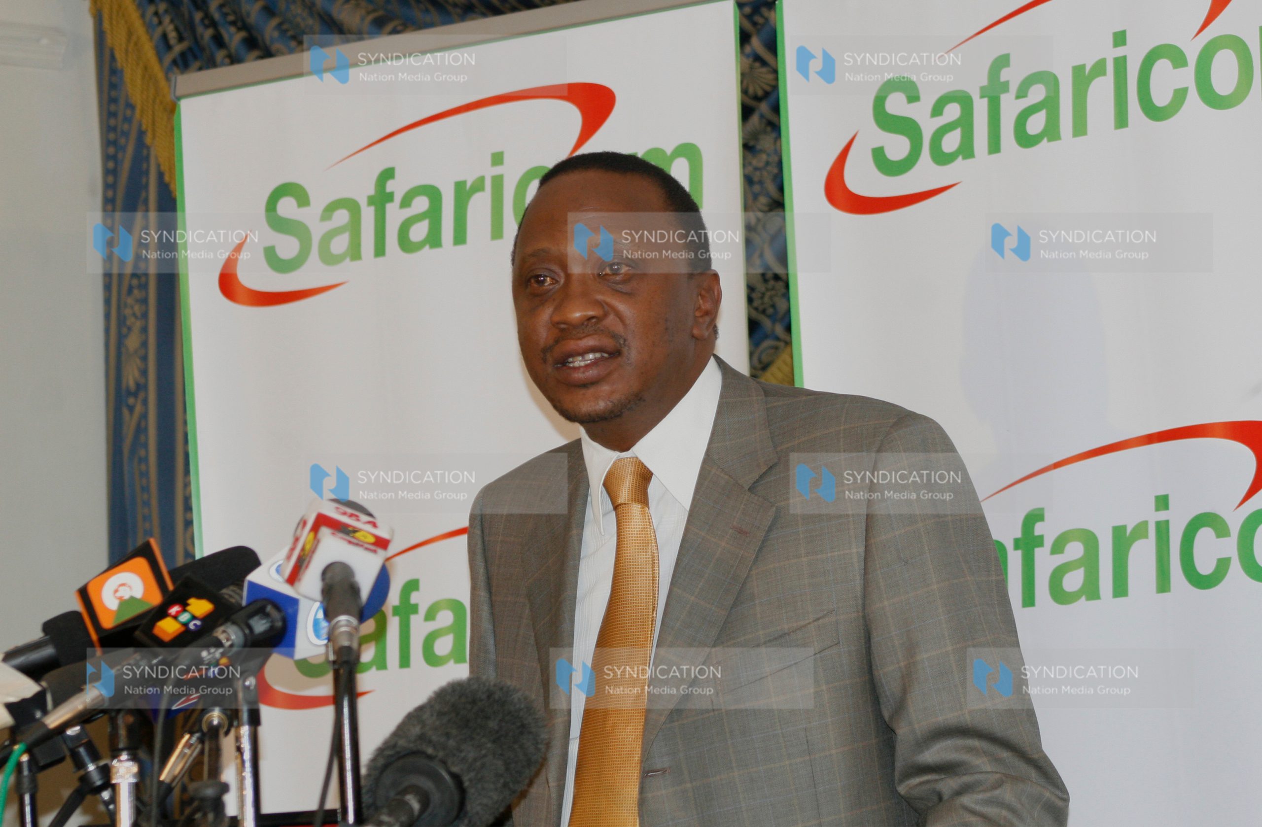Finance Minister Uhuru Kenyatta address investors