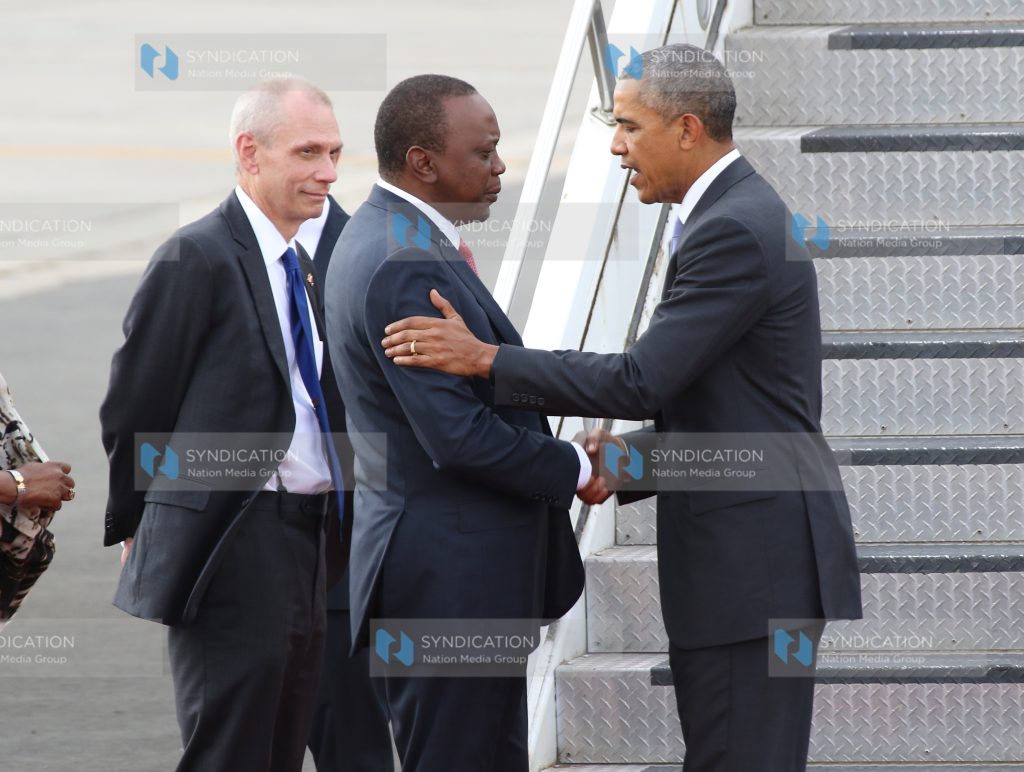 US President Barack Obama bids farewell to counterpart Uhuru Kenyatta (L)