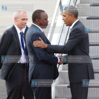 US President Barack Obama bids farewell to counterpart Uhuru Kenyatta (L)