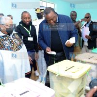 President Uhuru Kenyatta casts his ballot at Mutomo Primary School