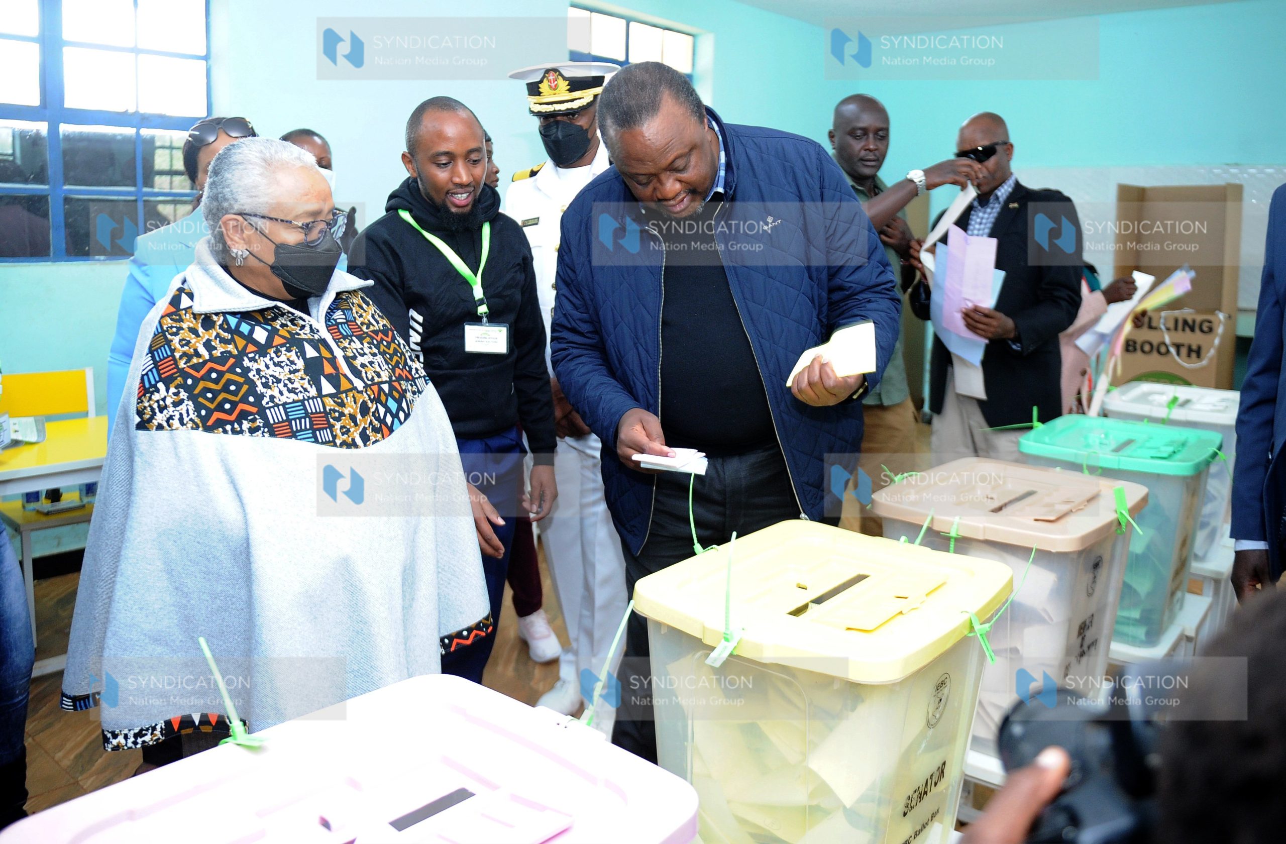 President Uhuru Kenyatta casts his ballot at Mutomo Primary School
