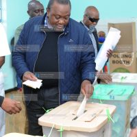 President Uhuru Kenyatta casts his ballot at Mutomo Primary School
