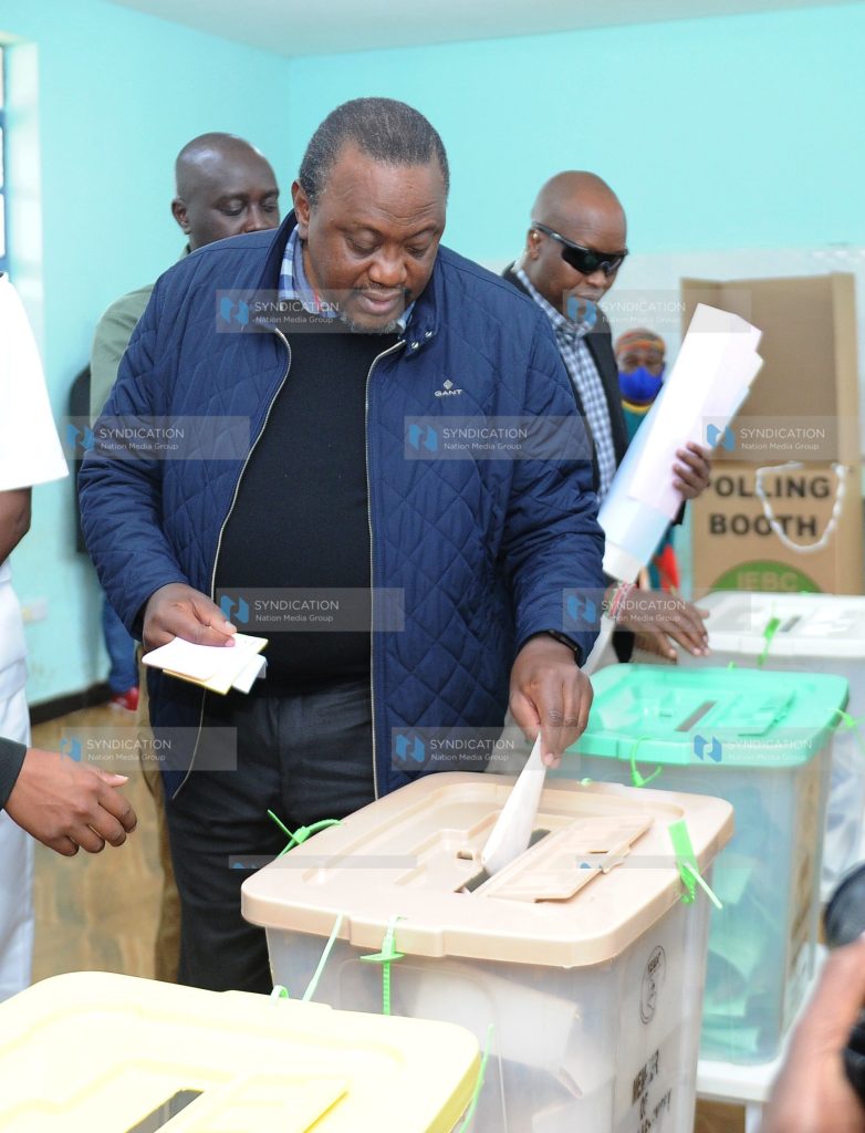 President Uhuru Kenyatta casts his ballot at Mutomo Primary School