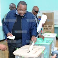 President Uhuru Kenyatta casts his ballot at Mutomo Primary School