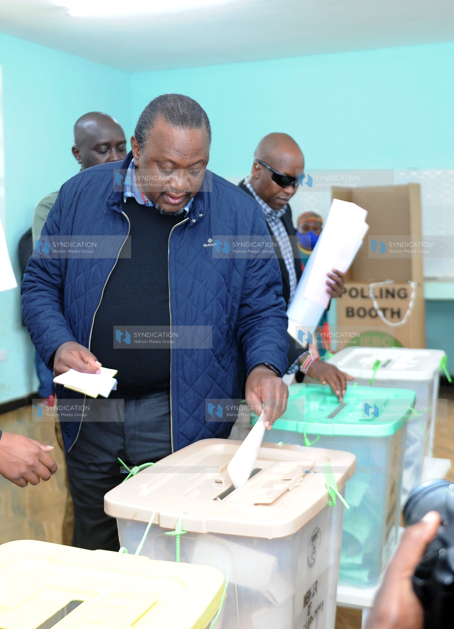 President Uhuru Kenyatta casts his ballot at Mutomo Primary School