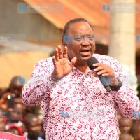 President Uhuru Kenyatta speaking with residents of Sukuta