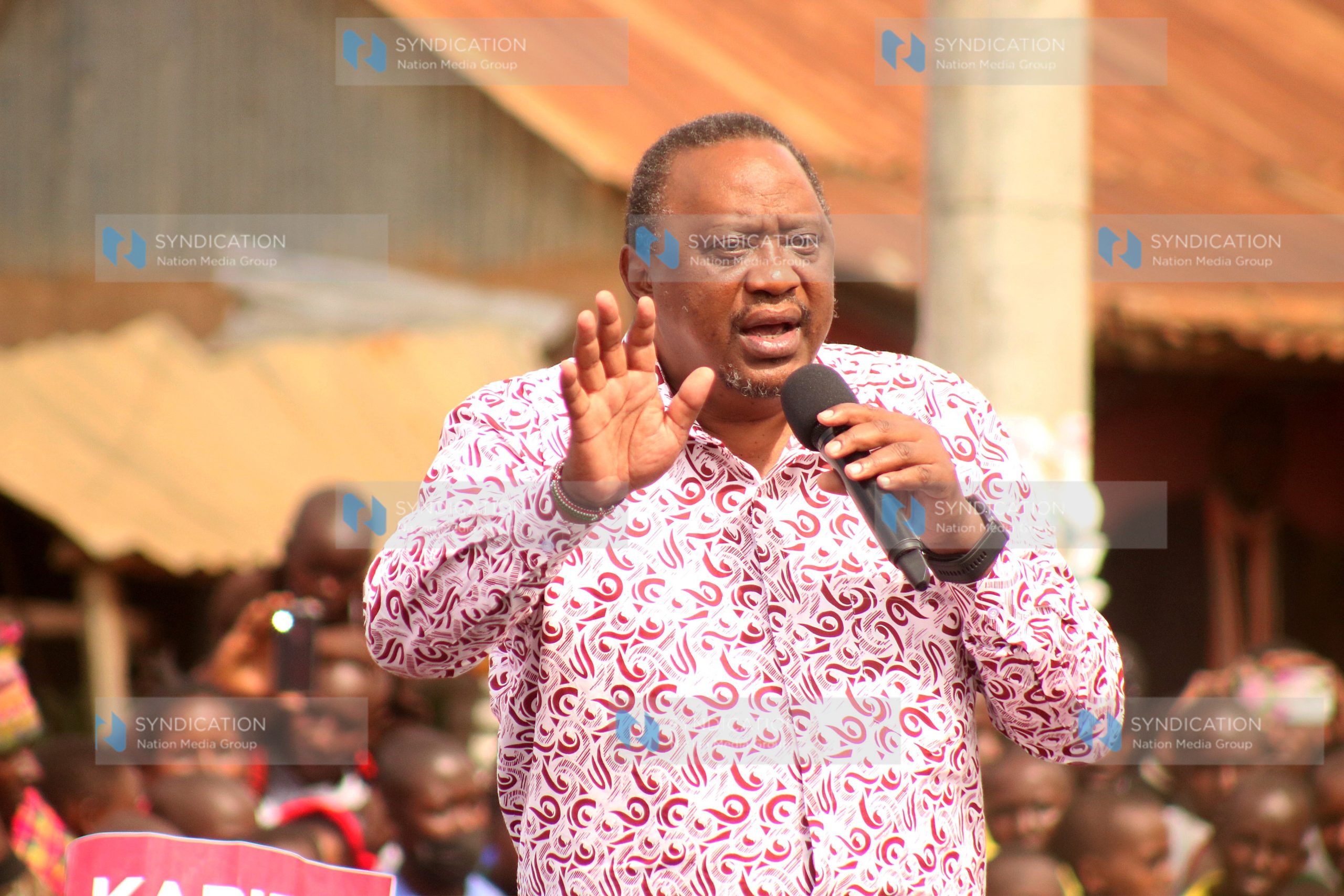 President Uhuru Kenyatta speaking with residents of Sukuta