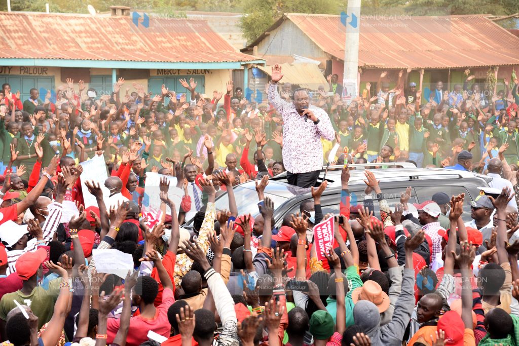 President Uhuru Kenyatta speaking with residents of Sukuta