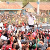 President Uhuru Kenyatta speaking with residents of Sukuta