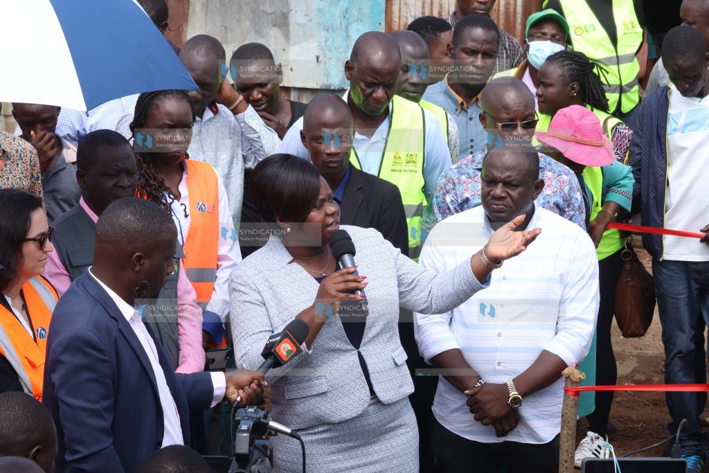 Homa Bay Governor Gladys Wanga address traders at Soko Mjinga market