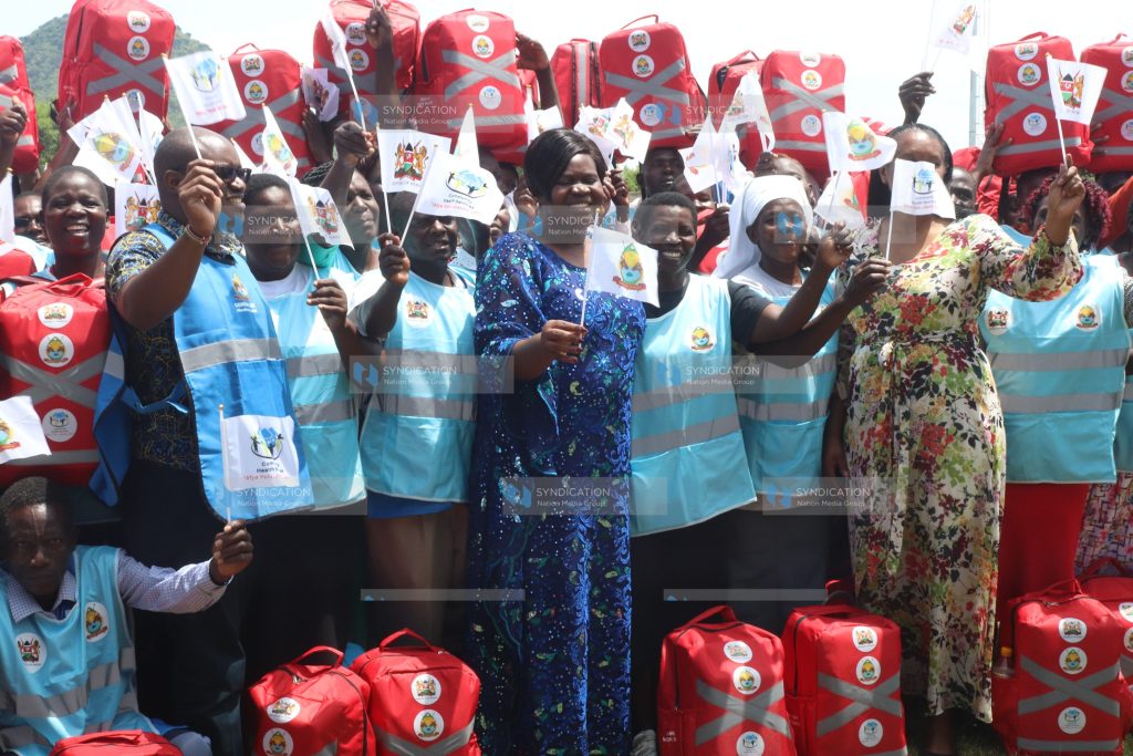Homa Bay Governor Gladys Wanga pose for a photo with community health promoters