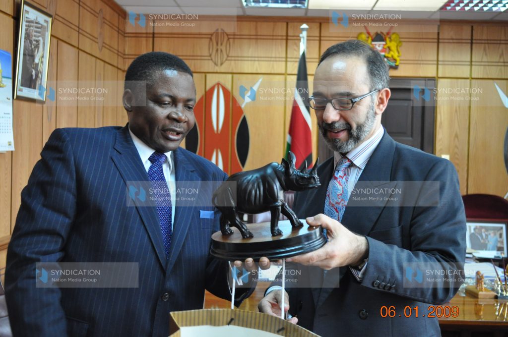 Speaker of the National Assembly Kenneth Marende presents a gift to the new British High Commissioner to Kenya, Dr. Peter Tibber