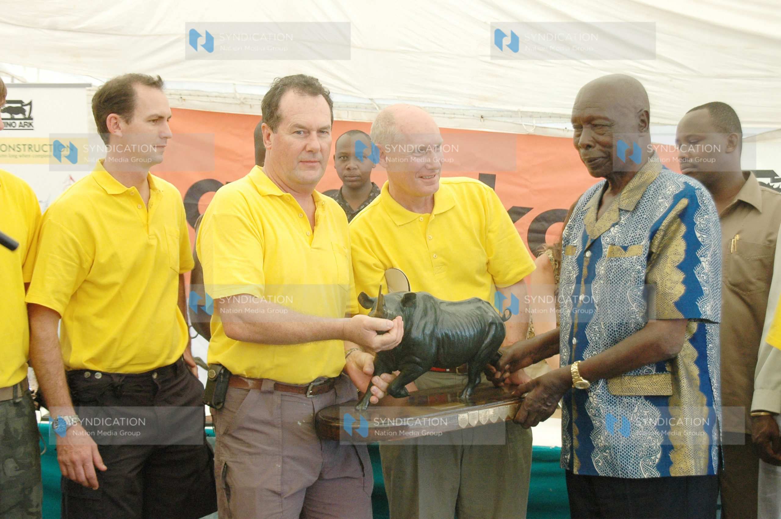 Former President Daniel Arap Moi (right) hands over trophies to the 2009 Rhino Charge Car No. 5 team winners