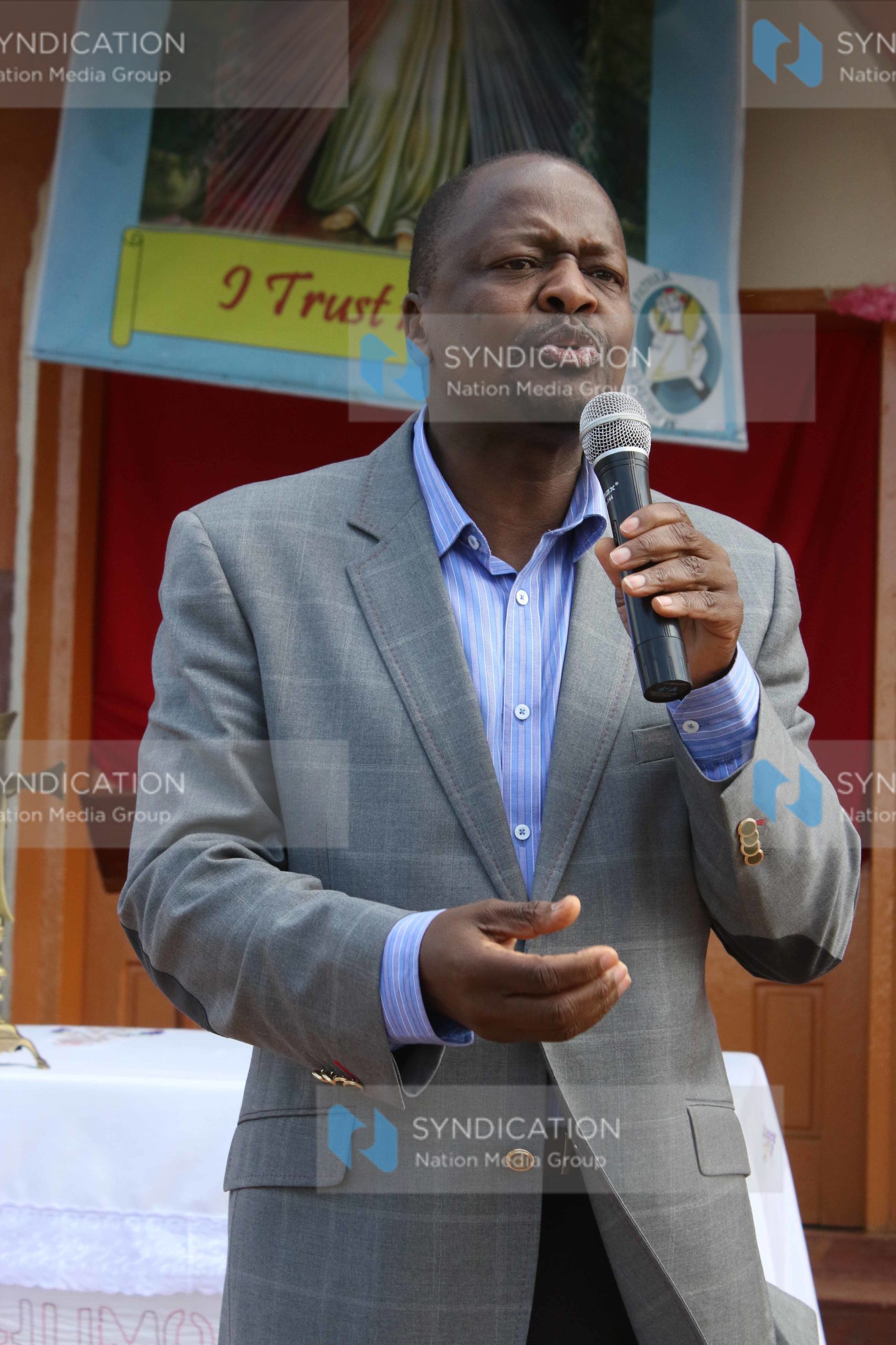 Nyeri Senator Mutahi Kagwe addresses congregants at Endarasha Catholic Church