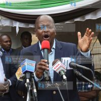 Nyeri senator Mutahi Kagwe addresses traders at the upcoming Karatina Market